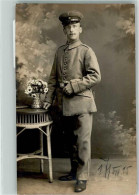39803307 - Landser In Uniform Mit Schirmmuetze Im Fotostudio Feldpost 22. Reserve-Division - War 1914-18