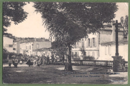 CPA  - GIRONDE - VERDELAIS - ANCIENNE CROIX DES ALLÉES ET ARRIVÉE D'UN PROCESSION - Grosse Animation En Arrière Plan - Verdelais