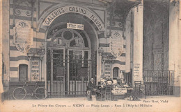 VICHY (Allier) - Le Prince Des Cireurs De Souliers - Place Lucas - Devant L'entrée Des Galeries Du Casino Des Fleurs - Vichy