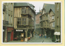 22. DINAN – Vieilles Maisons à Porches De La Rue De L'Apport (animée) (voir Scan Recto/verso) - Dinan