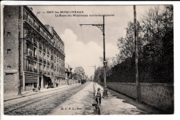 Issy Les Moulineaux La Route Des Moulineaux Vers La Gendarmerie - Cartes Postales Ancienne - Issy Les Moulineaux