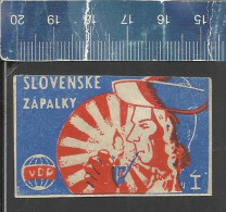 SLOVENSKE ZAPALKY VDP I ( MAN LICHTING A PIPE ) - OLD VINTAGE CZECHOSLOVAKIAN MATCHBOX LABEL - Luciferdozen - Etiketten