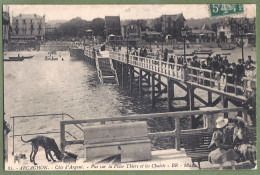 CPA - GIRONDE - ARCACHON - VUE SUR LA PLACE THIERS ET LES CHALETS - Belle Animation Sur La Jetée, - Arcachon