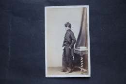 CDV Second Empire Jeune Homme En Uniforme Par Photographe Ken Paris - Guerra, Militares