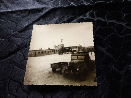 P-116 , Photo Guerre D'Algérie , Djebel Doukkane , 1961, Intérieur Du Fort, Camion Militaire - Guerre, Militaire