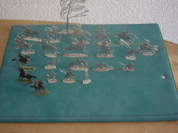 PLAT D'ETAIN -  ENSEMBLE DE 22 FIGURINES - Leger