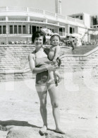 1969 REAL PHOTO FOTO WOMAN FEMME WIMSUIT BEACH MAILLOT PRAIA DE CARCAVELOS BEACH PORTUGAL AT193 - Lieux