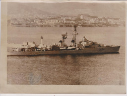 PHOTO PRESSE L'ESCORTEUR LA BOURDONNAIS QUITTE LA RADE DE TOULON AVRIL 1961 FORMAT 13 X 18 CMS - Barche