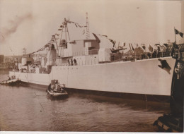 PHOTO PRESSE MISE A L'EAU DE L'ESCORTEURS KERSAINT A LORIENT JUIN 1954 FORMAT 13 X 18 CMS - Bateaux