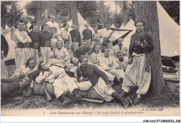 CAR-AAUP7-0463 - MILITAIRE - Les Zouaves Au Camp - On Pose Devant Le Photographe - Regimientos