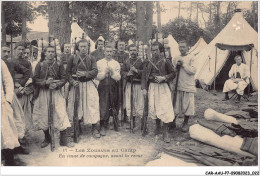 CAR-AAUP7-0465 - MILITAIRE - Les Zouaves Au Camp - En Tenue De Campagne - Avant La Revue - Casernas