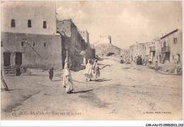 CAR-AAUP3-0158 - ALGERIE - BOU-SAADA - Une Rue Et Le Fort - Autres & Non Classés