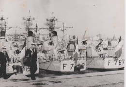 PHOTO PRESSE LA MARINE FRANCAISE AU PORT DE LA CORUNA JANVIER 1968 FORMAT 13 X 18 CMS - Schiffe