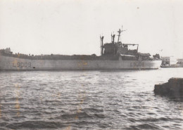 PHOTO PRESSE UN NAVIRE DE GUERRE FRANCAIS QUITTE LE PORT DE BIZERTE OCTOBRE 1963 FORMAT 13 X 18 CMS - Boten