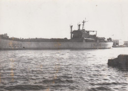 PHOTO PRESSE UN NAVIRE DE GUERRE FRANCAIS QUITTE LE PORT DE BIZERTE OCTOBRE 1963 FORMAT 13 X 18 CMS - Schiffe