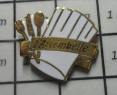 815C Pin's Pins / Beau Et Rare / ALIMENTATION / RESTAURANT TOQUE COUVERTS L'ARCOMBELLE ? - Lebensmittel