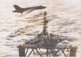 PHOTO PRESSE AVION ANGLAIS VULCAN SURVOLE UNE PLATE FORME PETROLIERE EN MER DU NORD FORMAT 13 X 18 CMS - Aviazione