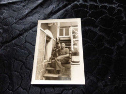 P-138 , Photo Animal ,  Chien Berger Allemand Assis Dans Un Escalier Et Son Maître , Circa 1940 - Autres & Non Classés