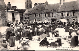 SELECTION -  PAIMPOL  -  La Place De La Fontaine Un Jour De Marché - Paimpol