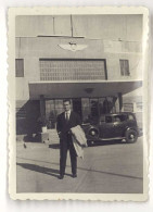 Photo Homme Devant Automobile à Identifier , Madrid 1946 ( Aéroport ?) (dd) - Automobile