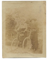 Photographie 2 Elegantes A Bicyclettes - Fotografia