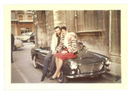 Photo Couple Assis Sur Automobile Fiat 1200 - Automobili