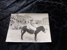 P-152 , Photo Animal, Ballade à Dos D'âne , Les Sables D'Olonne, 1930 - Autres & Non Classés