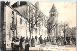 21 IS SUR TILLE - La Place De L'eglise, Sortie De Vepres  - Is Sur Tille