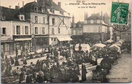 89 AVALLON - La Place De L'hotel De Ville. - Avallon