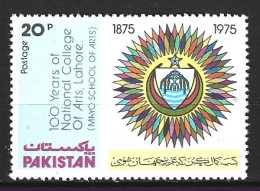 PAKISTAN. N°400 De 1976. Collège National Des Arts. - Pakistan