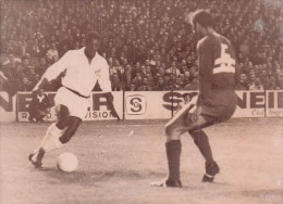 FOOTBALL PELE 10/1962 AU PARC DES PRINCES SANTOS CONTRE RACING CLUB  PELE VA DRIBLER POLROT  PHOTO 18X13CM - Deportes