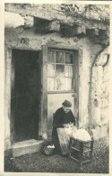 ANCIENNE Démêlant La Laine Sur Son Pas De Porte =   CARTE PHOTO      5864 - Campesinos