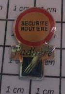 2517 Pin's Pins / Beau Et Rare / MARQUES / PANNEAU ROUTIER SECURITE ROUTIERE J'ADHERE DDE - Marcas Registradas