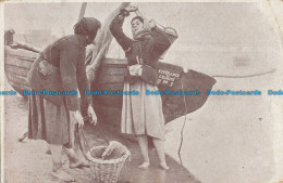 R017417 Old Postcard. Women Near The Boat. 1906 - Welt