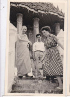 2 Photos  INDOCHINE  CAMBODGE  Phnom Penh Ou Environs Moine Devant Temple Réf 30366 - Asien