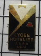 710e Pin's Pins / Beau Et Rare / ADMINISTRATIONS / LYCEE HOTELIER METZ SERVEUR NOEUD PAPILLON - Amministrazioni