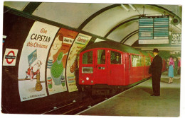 MÉTRO LONDRES - TUBE TRAIN ENTERING PICCADILLY CIRCUS STATION LONDON - ENGLAND - ANGLETERRE - Metropolitana