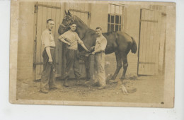 ALLEMAGNE - DUEREN - HORSE - Carte Photo Militaires Dont Maréchal Ferrant Posant Un Fer Sur Sabot D'un Cheval En 1922 - Dueren