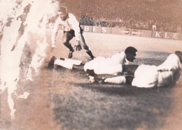 FOOTBALL  10/1962 AU PARC DES PRINCES SANTOS CONTRE RACING CLUB  PELE ET COUTHINO AU SOL PHOTO 18X13CM - Sporten