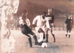 FOOTBALL  10/1962 AU PARC DES PRINCES SANTOS CONTRE RACING CLUB  PELE AU PRISE AVEC LA DEFENSE  PHOTO 18X13CM - Sporten