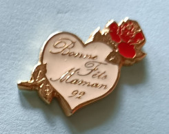 Pin's Bonne Fête Maman 92 Fleur Rose Rouge Signé D.G - Altri & Non Classificati