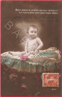 Naissance D'un Bébé Assis Sur Une Couverture (Circulé En 1916) - Naissance