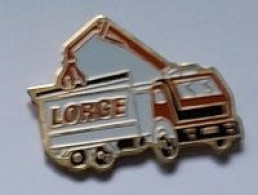 Pin's  Transport  Camion  Blanc  Et  Rouge  LORGE - Trasporti