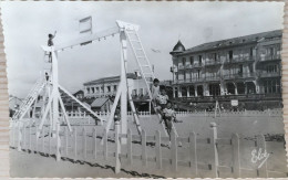 Carte Postale : 33 : SOULAC SUR MER : Les Jeux De La Plage, Animé, Timbre En 1959 - Soulac-sur-Mer