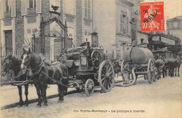 CPA 75 UN PORTE BONHEUR LA POMPE A MERDE - Petits Métiers à Paris