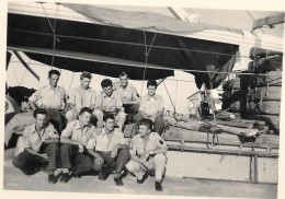 Groupe De Jeunes Hommes Militaires 1958 - Personnes Anonymes