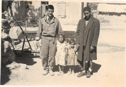 Hommes Militaire Avec  Père Et Enfants (algèrie) (photo) - Personas Anónimos