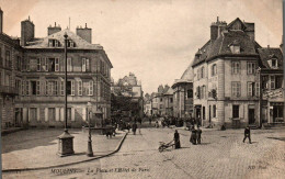 N°2210 W -cpa Moulins -la Place Et L'hôtel De Paris- - Moulins