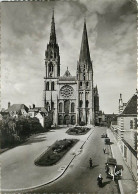 28 - Chartres - La Cathédrale - Automobiles - Animée - Carte Dentelée - CPSM Grand Format - Voir Scans Recto-Verso - Chartres