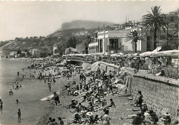 06 - Menton - La Plage Et Le Casino - Animée - Scènes De Plage - Carte Dentelée - CPSM Grand Format - Voir Scans Recto-V - Menton